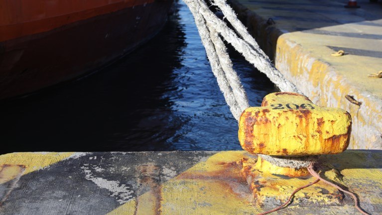 Σπέτσες: Άγρια επίθεση σε πλοίαρχο κατά τη φόρτωση οχημάτων - Στο νοσοκομείο με βαριά τραύματα το θύμα