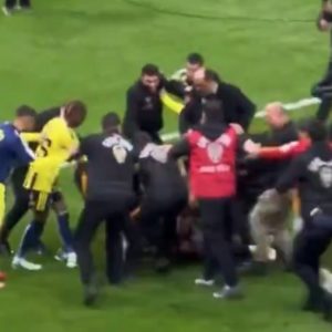 Πανικός στο Γαλατασαράι - Φενερμπαχτσέ: Οι παίκτες πιάστηκαν στα χέρια μετά τη λήξη και τη νίκη των γηπεδούχων