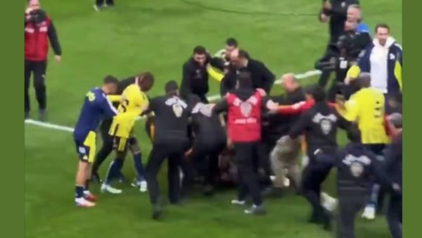 Πανικός στο Γαλατασαράι - Φενερμπαχτσέ: Οι παίκτες πιάστηκαν στα χέρια μετά τη λήξη και τη νίκη των γηπεδούχων