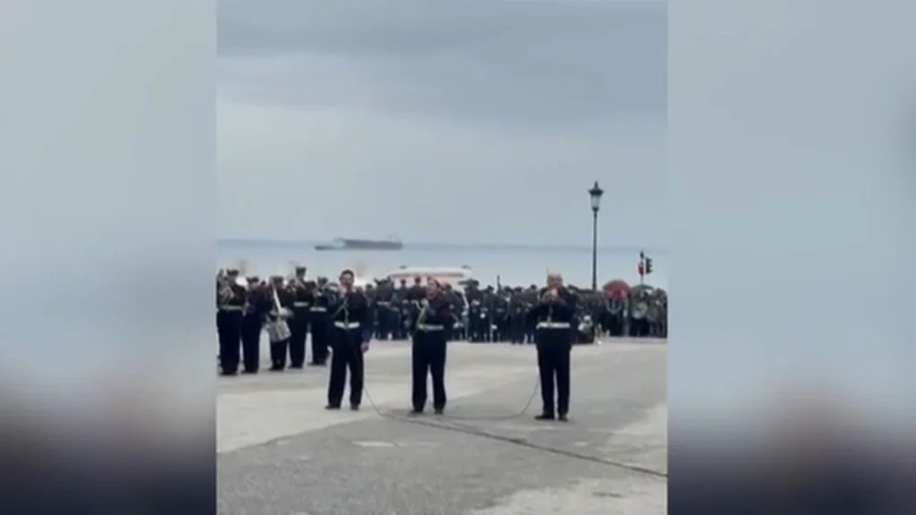 Τενόροι της μπάντας του Πολεμικού Ναυτικού ερμήνευσαν Μαζωνάκη στην Αριστοτέλους (ΒΙΝΤΕΟ)