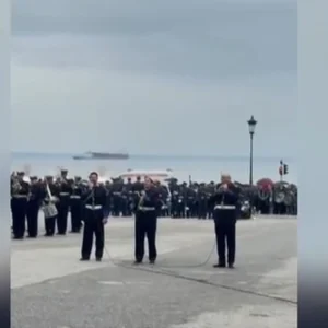 Τενόροι της μπάντας του Πολεμικού Ναυτικού ερμήνευσαν Μαζωνάκη στην Αριστοτέλους (ΒΙΝΤΕΟ)