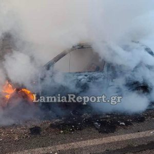 Στις φλόγες τυλίχθηκε αυτοκίνητο έξω από το Μαρτίνο - Ευτυχώς δεν κινδύνευσε ο οδηγός