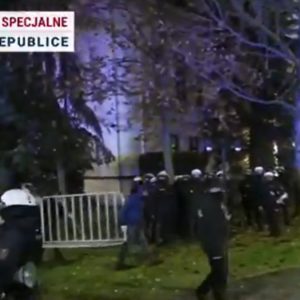 Κρίση στην Πολωνία: Έκτακτη σύσκεψη συγκαλεί ο Ναβρότσκι «εξαιτίας της απειλής για την εσωτερική ασφάλεια της Δημοκρατίας»