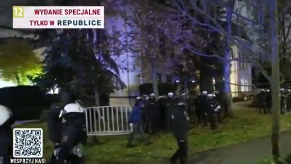 Κρίση στην Πολωνία: Έκτακτη σύσκεψη συγκαλεί ο Ναβρότσκι «εξαιτίας της απειλής για την εσωτερική ασφάλεια της Δημοκρατίας»
