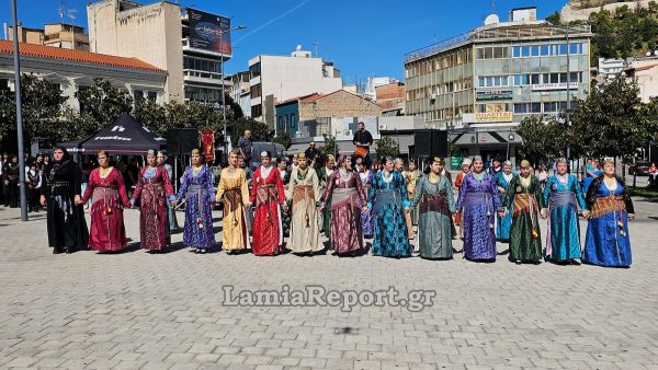 Λαμία: Πλημμύρισε από μουσικές και χορούς του πόντου η πλατεία Πάρκου (ΒΙΝΤΕΟ-ΦΩΤΟ)