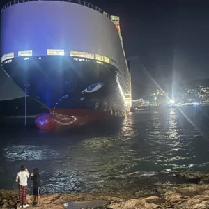 Προσάραξε φορτηγό πλοίο στον δίαυλο του Ναυστάθμου Σαλαμίνας, δείτε βίντεο και φωτογραφίες