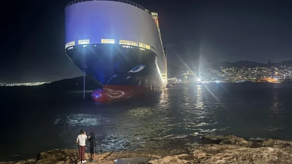 Προσάραξε φορτηγό πλοίο στον δίαυλο του Ναυστάθμου Σαλαμίνας, δείτε βίντεο και φωτογραφίες