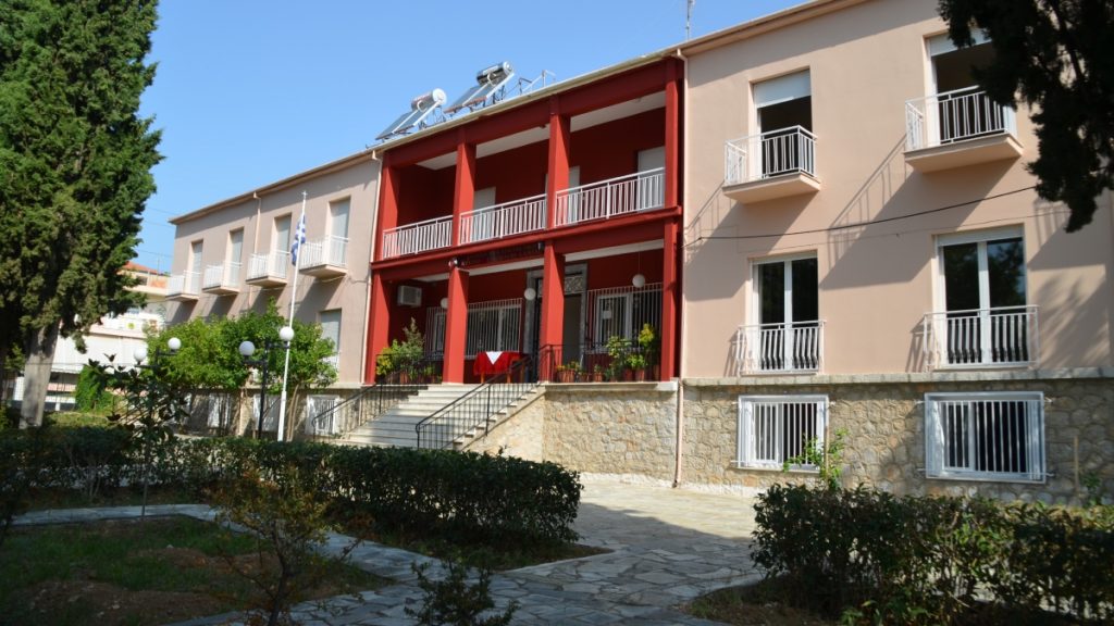 Η Ι.Μ. Ξενοφώντος Αγίου Όρους δώρισε εκκλησιαστικά ξυλόγλυπτα στο Πρότυπο Εκκλησιαστικό Σχολείο Λαμίας (ΦΩΤΟ)