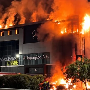 Πυρκαγιά σε αντιπροσωπεία αυτοκινήτων στη Γλυφάδα – Μεγάλες καταστροφές στην επιχείρηση, κάηκαν και αυτοκίνητα