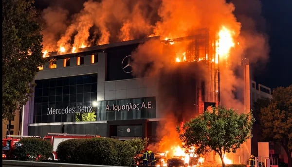 Πυρκαγιά σε αντιπροσωπεία αυτοκινήτων στη Γλυφάδα – Μεγάλες καταστροφές στην επιχείρηση, κάηκαν και αυτοκίνητα - ΒΙΝΤΕΟ