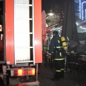 Φωτιά στην Αρτέμιδα: Εκρήξεις και κατάρρευση σοφίτας σε σπίτι