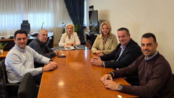Η Γενική Γραμματέας της Αποκεντρωμένης Διοίκησης Θεσσαλίας – Στερεάς Ελλάδας, Ρένα Καραλαριώτου, συναντήθηκε με τους δημάρχους της Εύβοιας