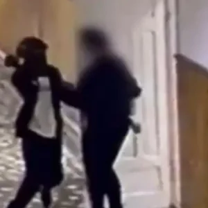 Ρουμανία: 13χρονος μαθητής επιτέθηκε με μαχαίρι και τραυμάτισε μια καθηγήτρια και έναν συμμαθητή του – Δείτε βίντεο