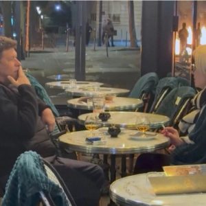 Σουρεαλιστικό βίντεο από το Παρίσι: Ζευγάρι απολαμβάνει το ποτό του σε καφετέρια, ενώ δίπλα του οι δρόμοι έχουν πάρει φωτιά