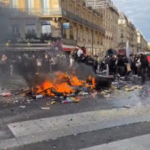 Χάος και στο Παρίσι: Επεισόδια, λεηλασίες, σπασμένες βιτρίνες και δακρυγόνα – Διαδηλωτής ακρωτηριάστηκε στο Σαιντ Ετιέν