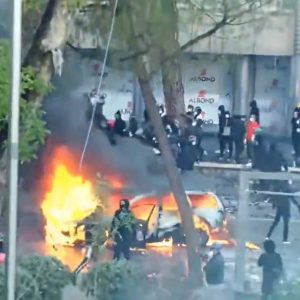 Αλβανία: Σκηνικό πολέμου στα Τίρανα με φωτιές και λιθοβολισμούς – «Όσοι επιλέγουν πέτρες θα βρουν απέναντί τους το κράτος», λέει ο Ράμα