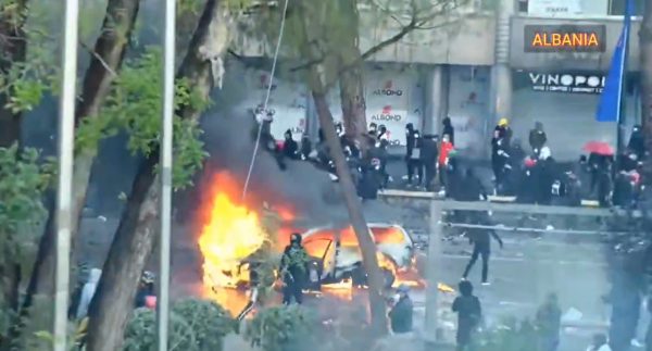 Αλβανία: Σκηνικό πολέμου στα Τίρανα με φωτιές και λιθοβολισμούς – «Όσοι επιλέγουν πέτρες θα βρουν απέναντί τους το κράτος», λέει ο Ράμα
