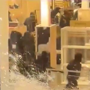 Πλιάτσικο και χάος στη Γαλλία: Κουκουλοφόροι σπάνε βιτρίνες, αρπάζουν ό,τι βρουν από Hermès, Louis Vuitton και Galeries Lafayette μέχρι φούρνους, δείτε βίντεο