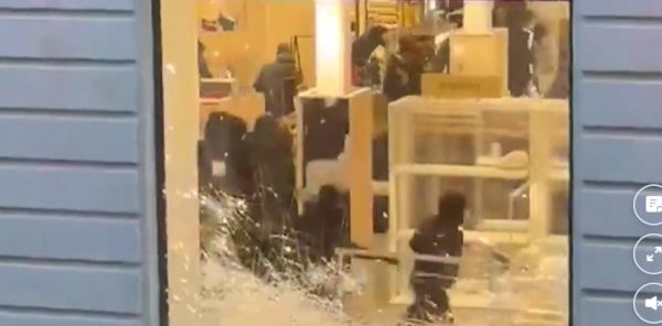 Πλιάτσικο και χάος στη Γαλλία: Κουκουλοφόροι σπάνε βιτρίνες, αρπάζουν ό,τι βρουν από Hermès, Louis Vuitton και Galeries Lafayette μέχρι φούρνους, δείτε βίντεο