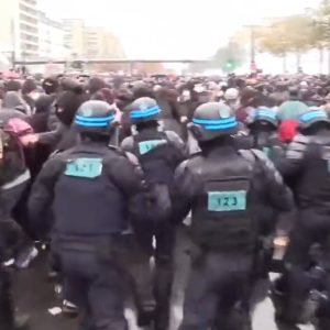 Γαλλία: Επεισόδια και συγκρούσεις με μολότοφ και δακρυγόνα – Εκατοντάδες χιλιάδες οι διαδηλωτές στο Παρίσι