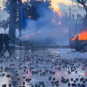 Αλβανία: Πεδίο μάχης τα Τίρανα – Χημικά, πύρινα οδοφράγματα και κυνηγητό γύρω από το υπουργείο Παιδείας