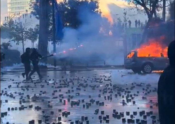 Αλβανία: Πεδίο μάχης τα Τίρανα – Χημικά, πύρινα οδοφράγματα και κυνηγητό γύρω από το υπουργείο Παιδείας