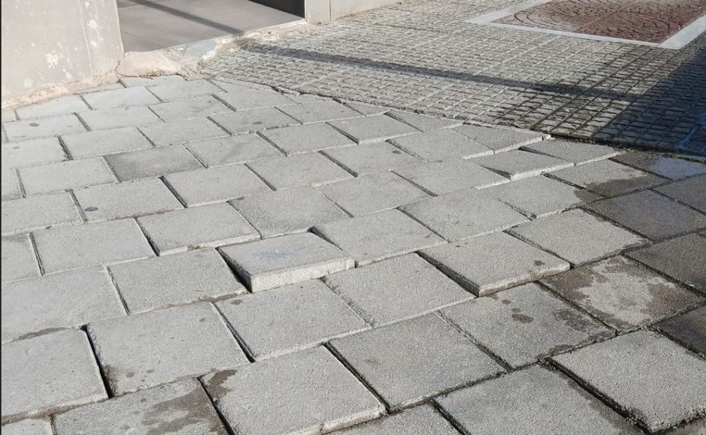 Επικίνδυνα πλακάκια πεζοδρομίων