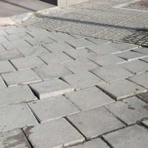 Επικίνδυνα πλακάκια πεζοδρομίων