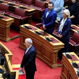 Ο Σωκράτης Βαρδάκης ορκίστηκε βουλευτής του ΣΥΡΙΖΑ – «Τίμησε και τιμά την υπογραφή του» είπε η Ρένα Δούρου που τον καλωσόρισε