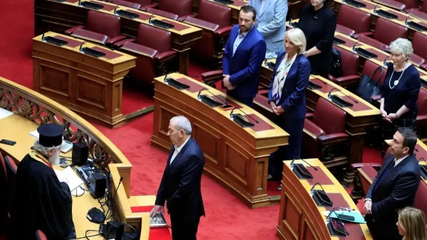 Ο Σωκράτης Βαρδάκης ορκίστηκε βουλευτής του ΣΥΡΙΖΑ – «Τίμησε και τιμά την υπογραφή του» είπε η Ρένα Δούρου που τον καλωσόρισε
