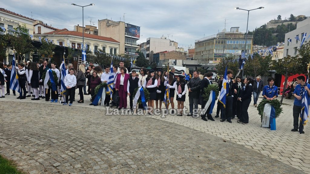 Λαμία: Απότιση φόρου τιμής και κατάθεση στεφάνων στον Ανδριάντα του Εύζωνα Πολεμιστή