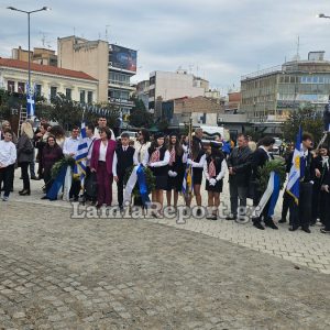 Λαμία: Απότιση φόρου τιμής και κατάθεση στεφάνων στον Ανδριάντα του Εύζωνα Πολεμιστή