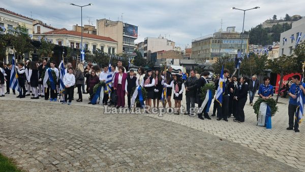 Λαμία: Απότιση φόρου τιμής και κατάθεση στεφάνων στον Ανδριάντα του Εύζωνα Πολεμιστή
