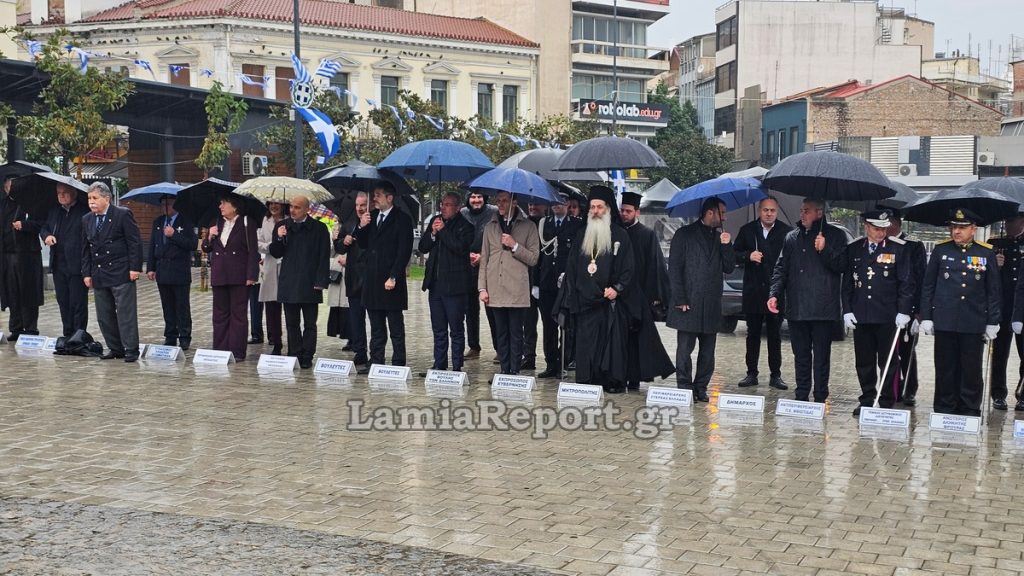 Λαμία: Υπό καταρρακτώδη βροχή η κατάθεση στεφάνων στον Εύζωνα Πολεμιστή για την 28η Οκτωβρίου (ΦΩΤΟ)