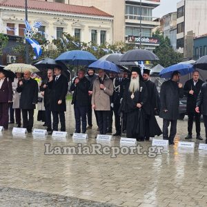 Λαμία: Υπό καταρρακτώδη βροχή η κατάθεση στεφάνων στον Εύζωνα Πολεμιστή για την 28η Οκτωβρίου (ΦΩΤΟ)