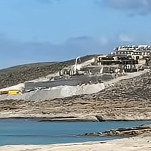 Ούτε γάτα, ούτε ζημιά με το White Coast στη Μήλο: Κρίθηκε εκπρόθεσμη η προσφυγή στο ΣτΕ και η εταιρεία συνεχίζει το «οικολογικό τέρας»