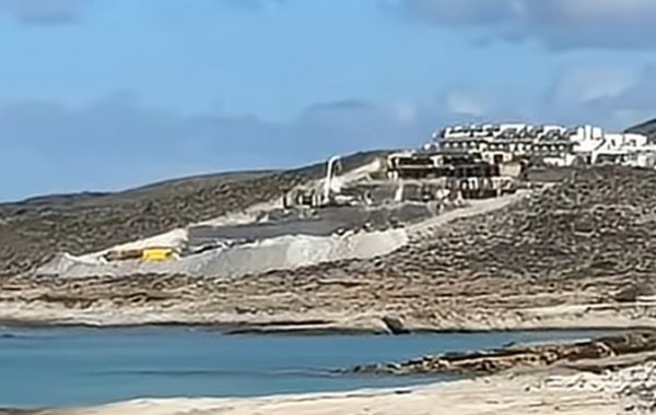 Ούτε γάτα, ούτε ζημιά με το White Coast στη Μήλο: Κρίθηκε εκπρόθεσμη η προσφυγή στο ΣτΕ και η εταιρεία συνεχίζει το «οικολογικό τέρας»