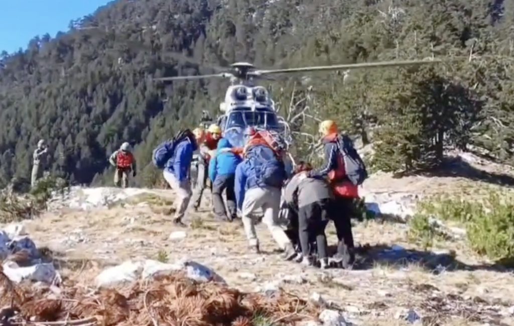 Συγκλονιστικό βίντεο από την επιχείρηση μεταφοράς έξι μαθητών από τον Όλυμπο – Η ανθρώπινη αλυσίδα σχεδόν στα 2.000 υψόμετρο