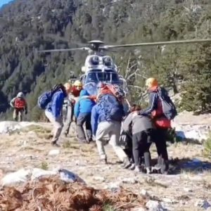 Συγκλονιστικό βίντεο από την επιχείρηση μεταφοράς έξι μαθητών από τον Όλυμπο – Η ανθρώπινη αλυσίδα σχεδόν στα 2.000 υψόμετρο