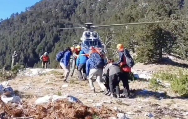 Συγκλονιστικό βίντεο από την επιχείρηση μεταφοράς έξι μαθητών από τον Όλυμπο – Η ανθρώπινη αλυσίδα σχεδόν στα 2.000 υψόμετρο