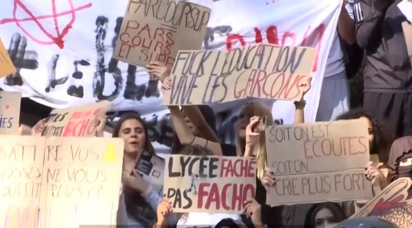 Στους δρόμους εκατοντάδες χιλιάδες μαθητές στη Γαλλία: Επεισόδια στο Παρίσι, δακρυγόνα, σχεδόν 1.000 σχολεία υπό κατάληψη