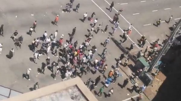 Χάος στη Νότια Αφρική: Βίαια επεισόδια σε διαδηλώσεις κατά μεταναστών, πυρπολήθηκαν οχήματα, λεηλατήθηκαν καταστήματα, βίντεο