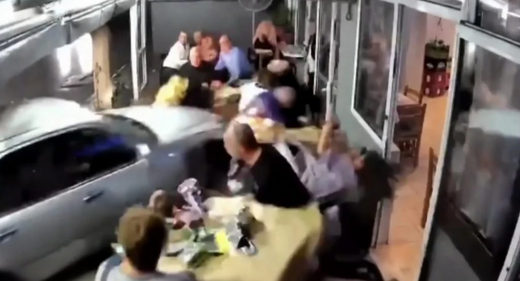 Μεθυσμένος οδηγός «μπούκαρε» με αυτοκίνητο σε εστιατόριο - Τρεις τραυματίες - ΒΙΝΤΕΟ