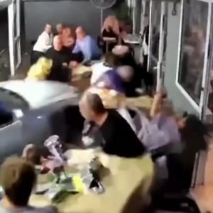 Μεθυσμένος οδηγός «μπούκαρε» με αυτοκίνητο σε εστιατόριο - Τρεις τραυματίες - ΒΙΝΤΕΟ