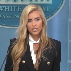 Σάλος με τη νέα εκπρόσωπο του Τραμπ: Δυσκολεύτηκε στην πρώτη εμφάνιση, μπέρδεψε ακόμη και τον σύζυγό της -«Κάνει τη Λέβιτ να μοιάζει με τον Τσόρτσιλ»