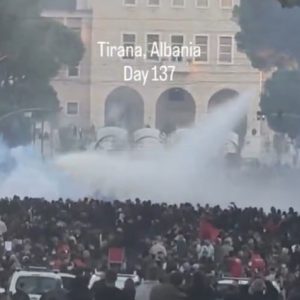 Η Αλβανία «φλέγεται» από τις διαδηλώσεις: Φοιτητές προσπάθησαν να εισβάλουν στο γραφείο του Ράμα, μεγάλες καταστροφές και τραυματίες