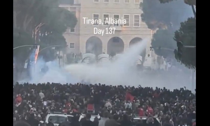 Η Αλβανία «φλέγεται» από τις διαδηλώσεις: Φοιτητές προσπάθησαν να εισβάλουν στο γραφείο του Ράμα, μεγάλες καταστροφές και τραυματίες
