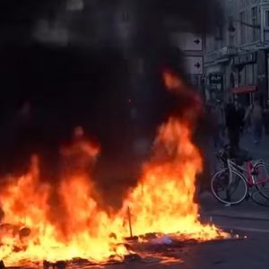 Χάος, συγκρούσεις και λεηλασίες στη Γαλλία: Ακρωτηριάστηκε 17χρονος, έκαψαν το δημαρχείο της Λιμό