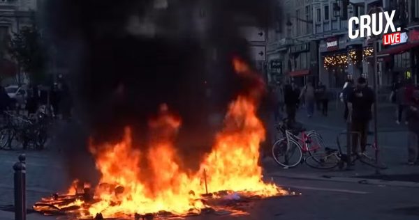 Χάος, συγκρούσεις και λεηλασίες στη Γαλλία: Ακρωτηριάστηκε 17χρονος, έκαψαν το δημαρχείο της Λιμό