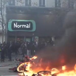 Ο «γαλλικός μπαμπούλας» βγήκε από την ντουλάπα: Το δυσβάσταχτο χρέος, οι ταραχές και ο Τραμπ που δείχνει το Παρίσι, για να τρομάξει τους Αμερικανούς πριν την κάλπη